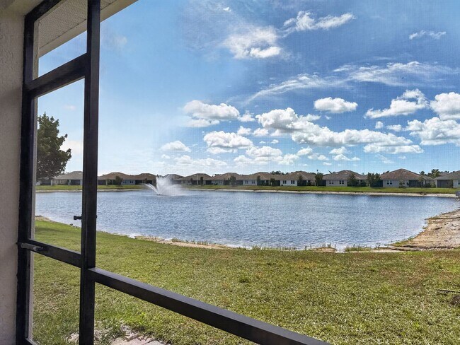 Building Photo - Live the Southwest Florida lifestyle in this lakefront villa in South Naples!
