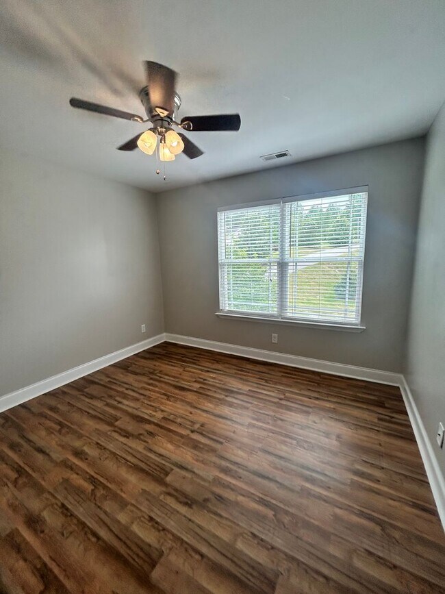 Building Photo - 4 BR, 2 BA, 2 Car Garage | Close to Chattanooga, Volkswagen, FedEx, & Amazon