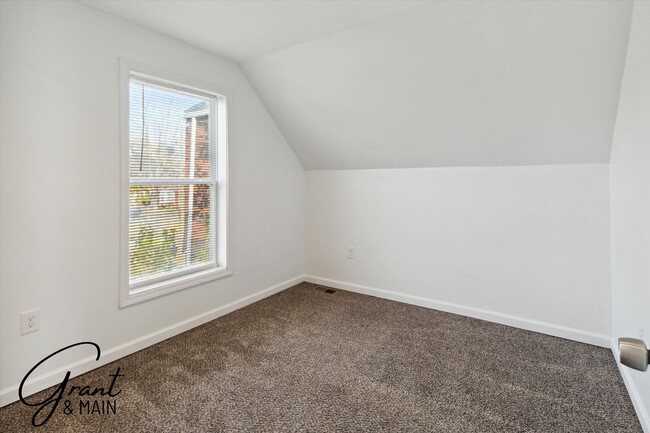 Building Photo - $1,450 - 3 Bed / 1 Bath Newly Renovated Ho...