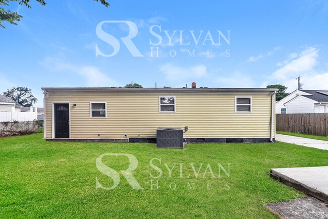 Building Photo - Immaculately kept 4 bedroom, 2 bathroom home