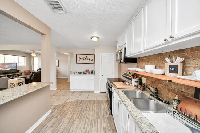Building Photo - 2806 Oak Dr