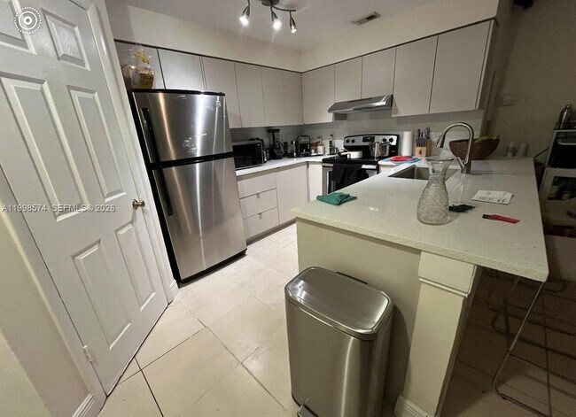 Building Photo - 2550 SW 18th Terrace