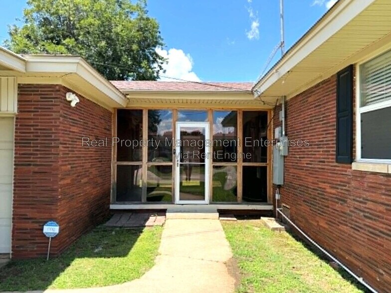 Building Photo - 2301 N Warren Ave