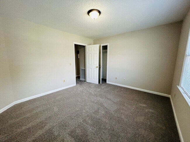 Building Photo - 404 A Poplar St