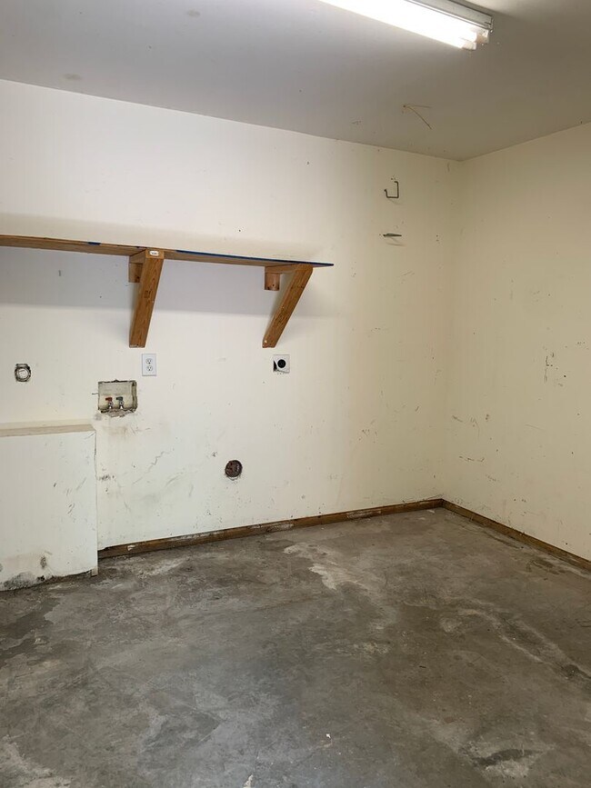 Building Photo - 1 Bedroom 1 Bath Apartment over a Garage Available Now on Yaupon