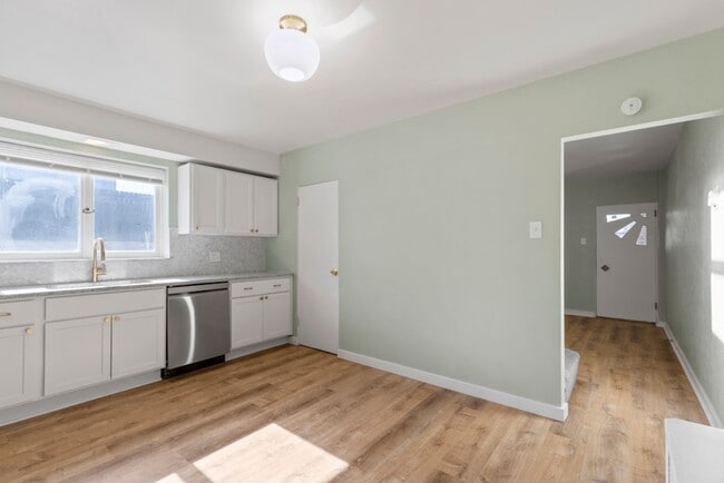 Building Photo - Bright 2 Bedroom Apartment in Duquesne Heights – Minutes from Mount Washington Overlook!