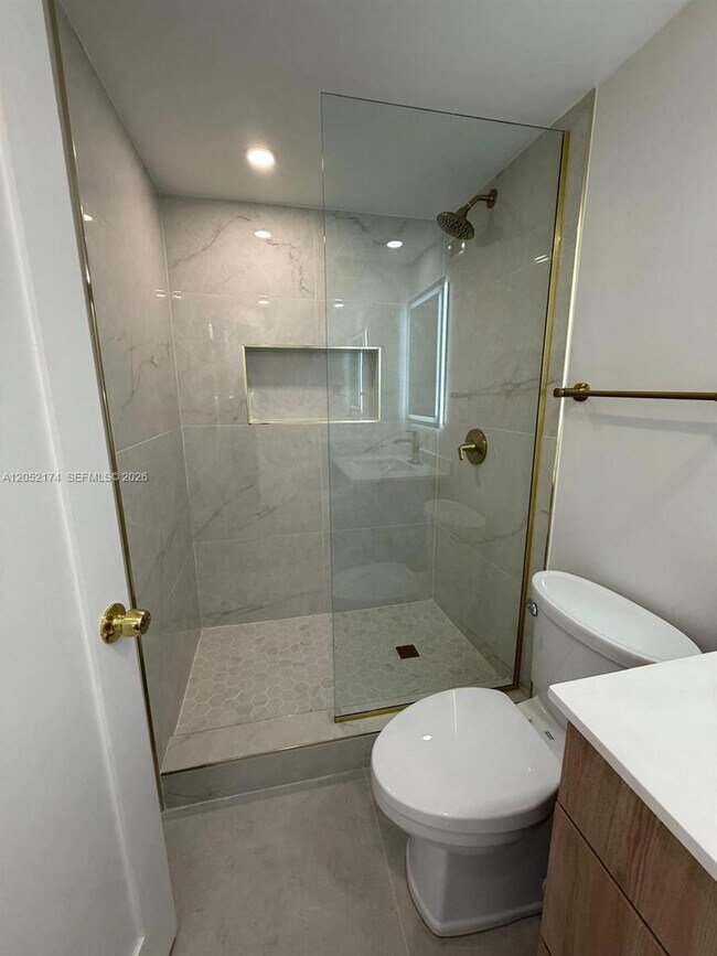 Building Photo - 999 Brickell Bay Dr