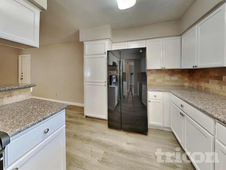 Building Photo - 5619 Nina Lee Ln