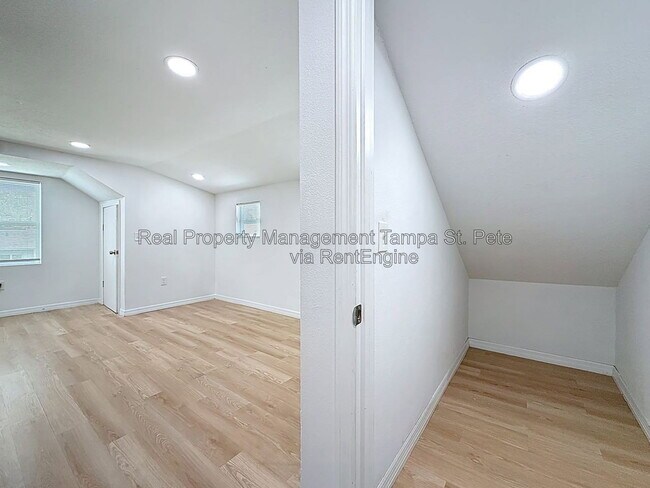 Building Photo - 618 17th Ave S