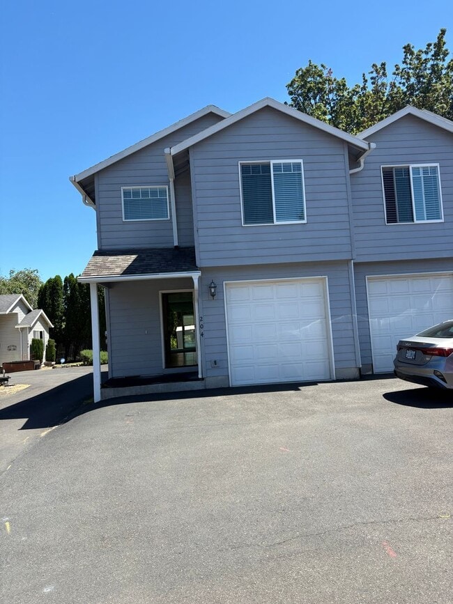 Building Photo - 204 SE Kane Dr