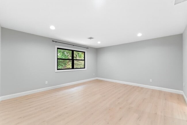 Building Photo - 15 Barnes Dr