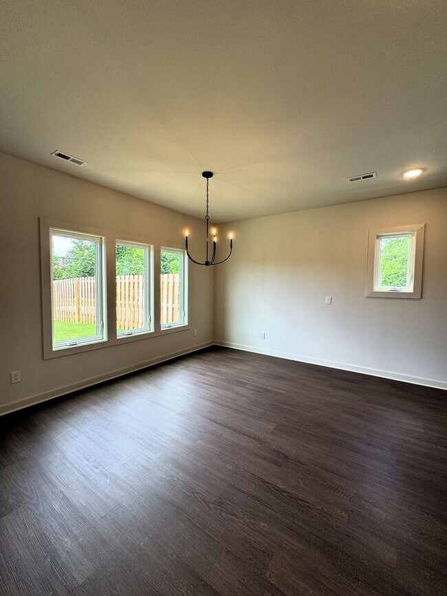 Building Photo - Move-In Special!! 1/2 Off First Month's Rent!!
