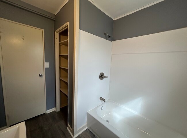 Building Photo - 231 Lindenwood Dr