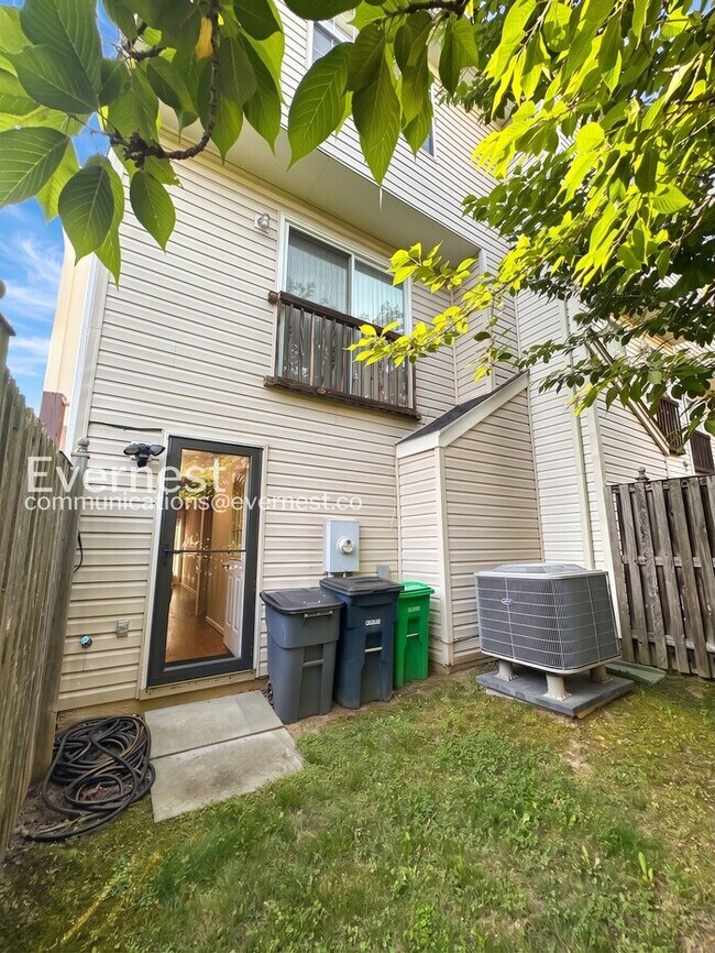 Building Photo - 2 Bed/1.5 Bath Townhome with Garage / Vouchers Accepted / Available Now!