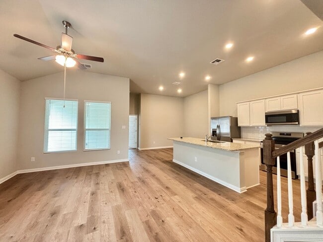 Building Photo - Want luxury living in the Far West ...Look no further...Amanda Park is it!