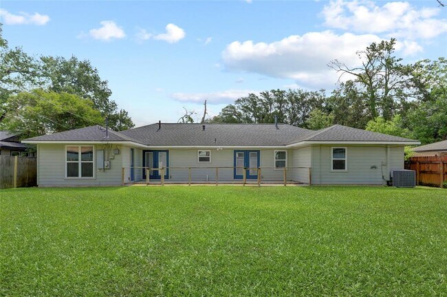 Building Photo - 1643 Crestdale Dr
