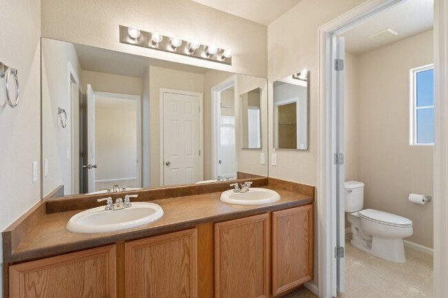 Building Photo - Double Primary Suite Townhome 2 bed, 2.5 b...