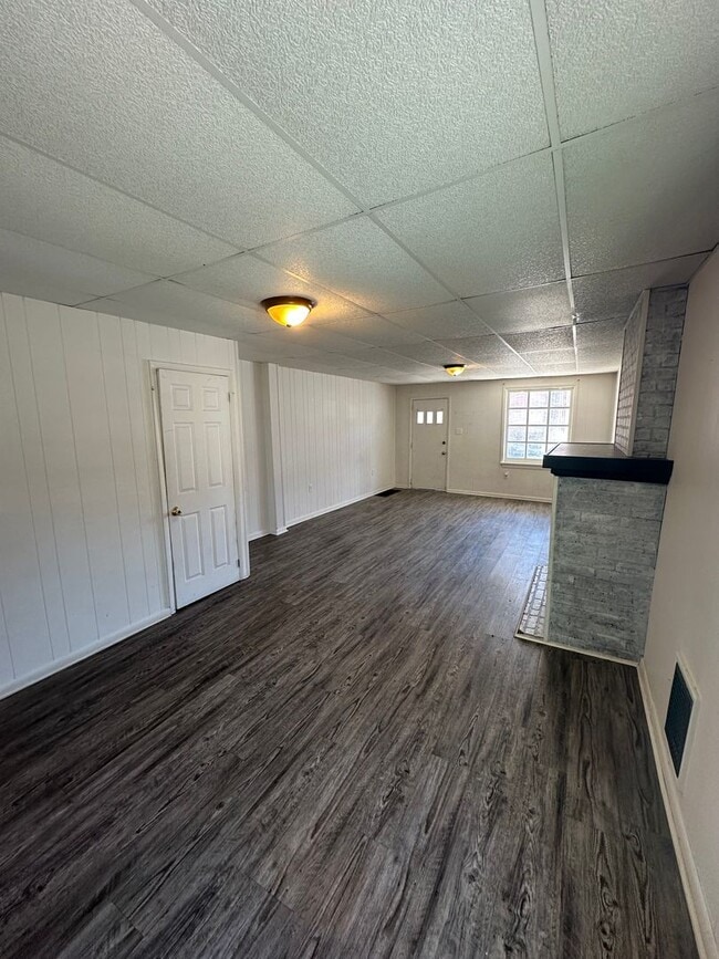 Building Photo - 1047 W Poplar St