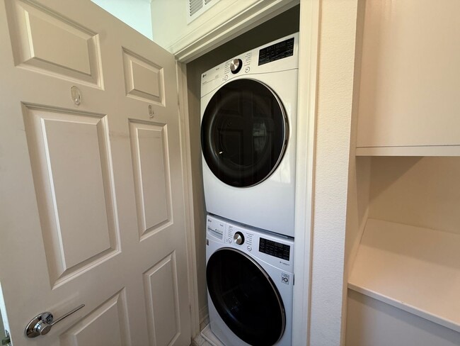 Building Photo - Luxury Townhome 3 level 2 car garage  modern kitchen must see charmer $3350