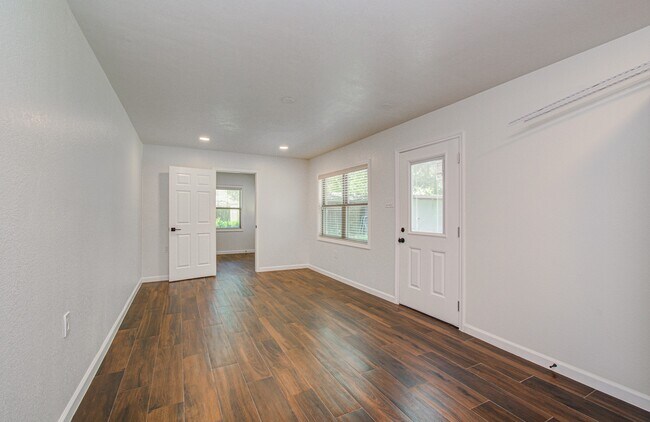Building Photo - 6930 S Oak Bend Dr