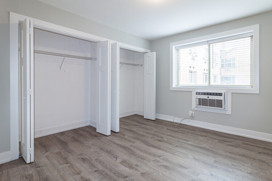Building Photo - 525 W Surf St