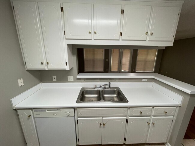Building Photo - Foxchase Subdivision - End Unit