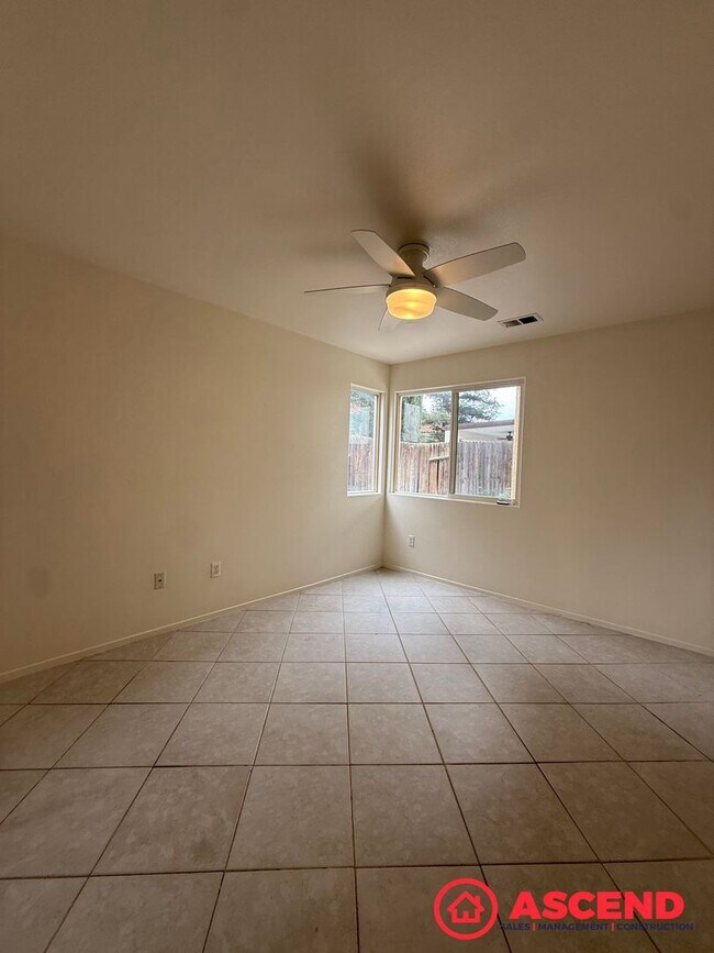 Building Photo - Spacious 4 Bed / 3 Bath Home in Haggin Oaks!