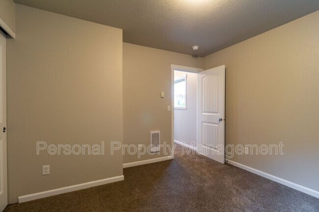 Building Photo - 5010 NE 29th Ave