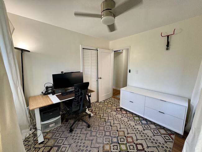 Building Photo - 2329 Hudson Terrace