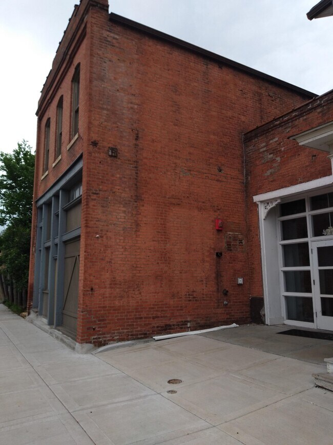 Primary Photo - 427 Brady St