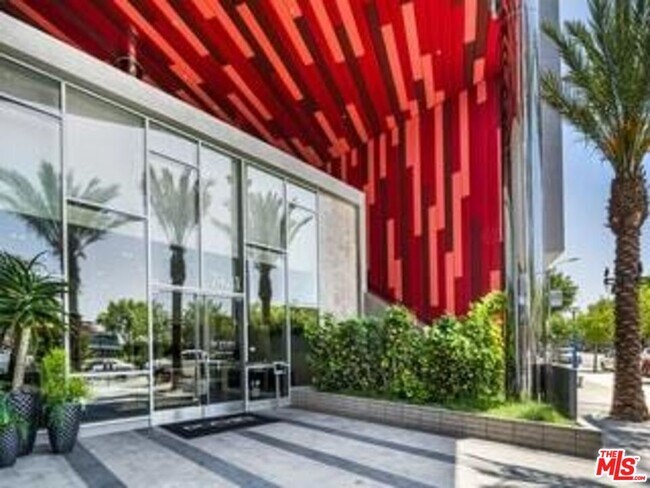 Building Photo - 7141 Santa Monica Blvd