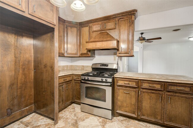 Building Photo - 811 W 7th St