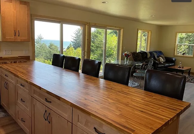 Building Photo - Stunning 2 bed/1 bath Ground Floor with ut...