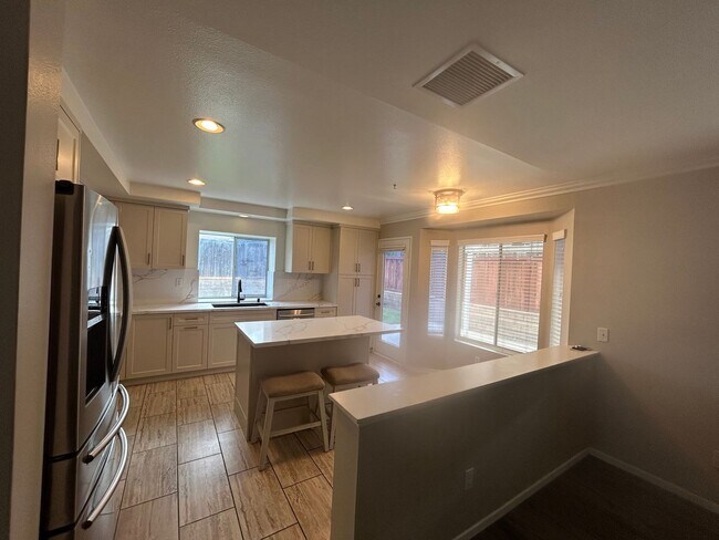 Building Photo - Remodeled Home for Rent in Corona – Sunroo...