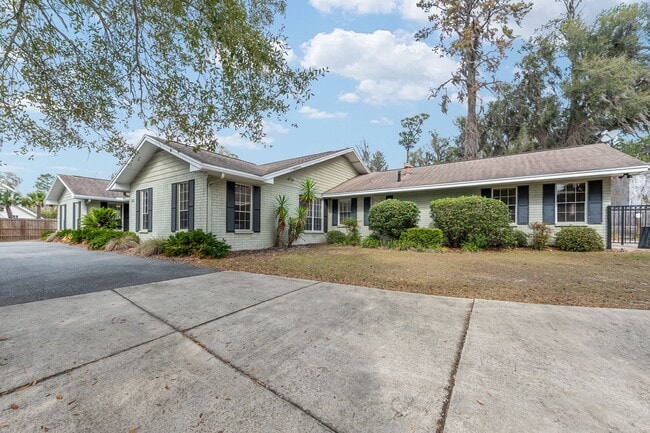 Building Photo - 2222 W University Ave