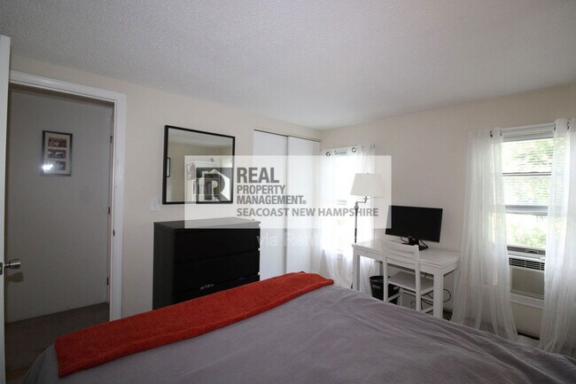 Building Photo - 203 Piscassic St