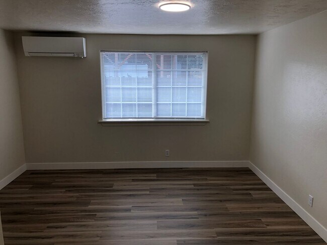 Building Photo - Updated 3 bedroom, 2 bathroom duplex in Sp...