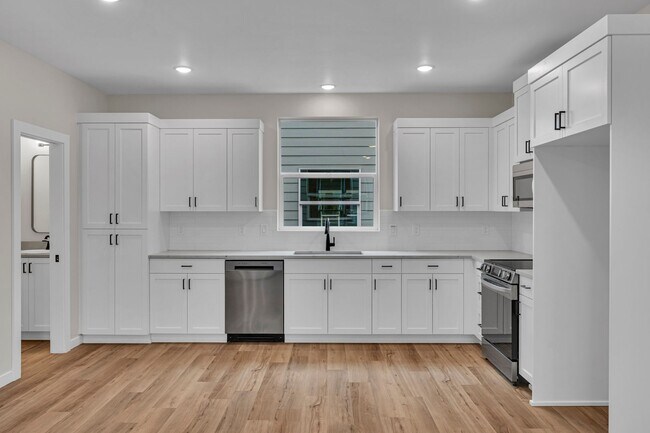 Building Photo - Move In Special Up to 3 Months Free- Newbe...