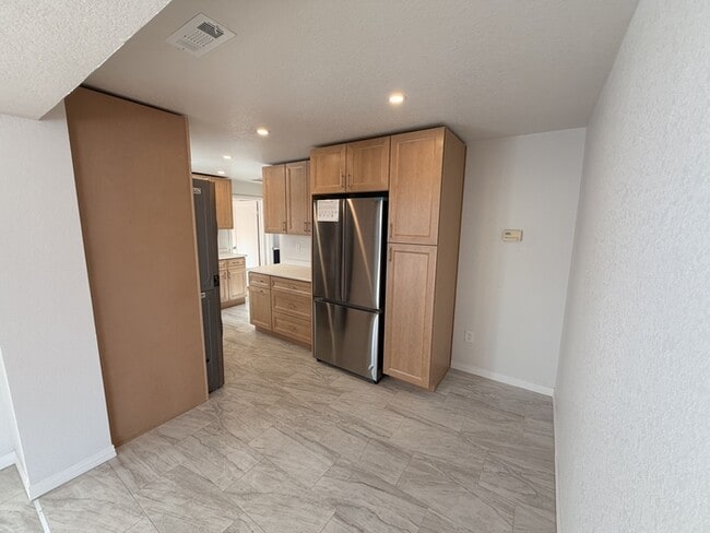 Building Photo - 105 S Kendall St