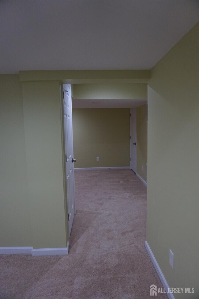 Building Photo - 160 Vasser Dr