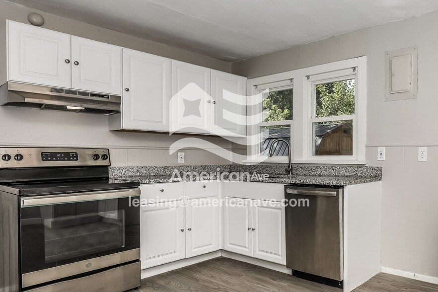 Building Photo - 609 W 33rd St