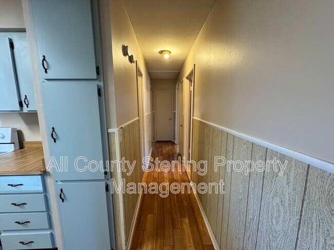 Building Photo - 446 SW Theresa Ct