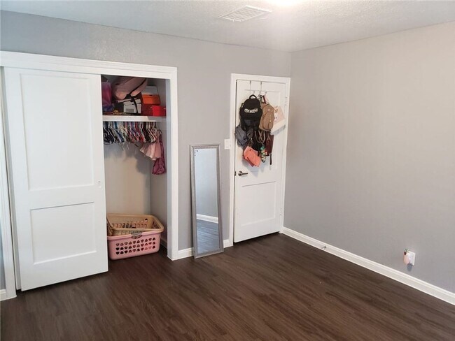 Building Photo - 18901 Hogeye Rd