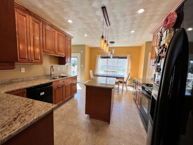 Building Photo - Spacious 4 bedroom home with POOL in sought after neighborhood and schools.