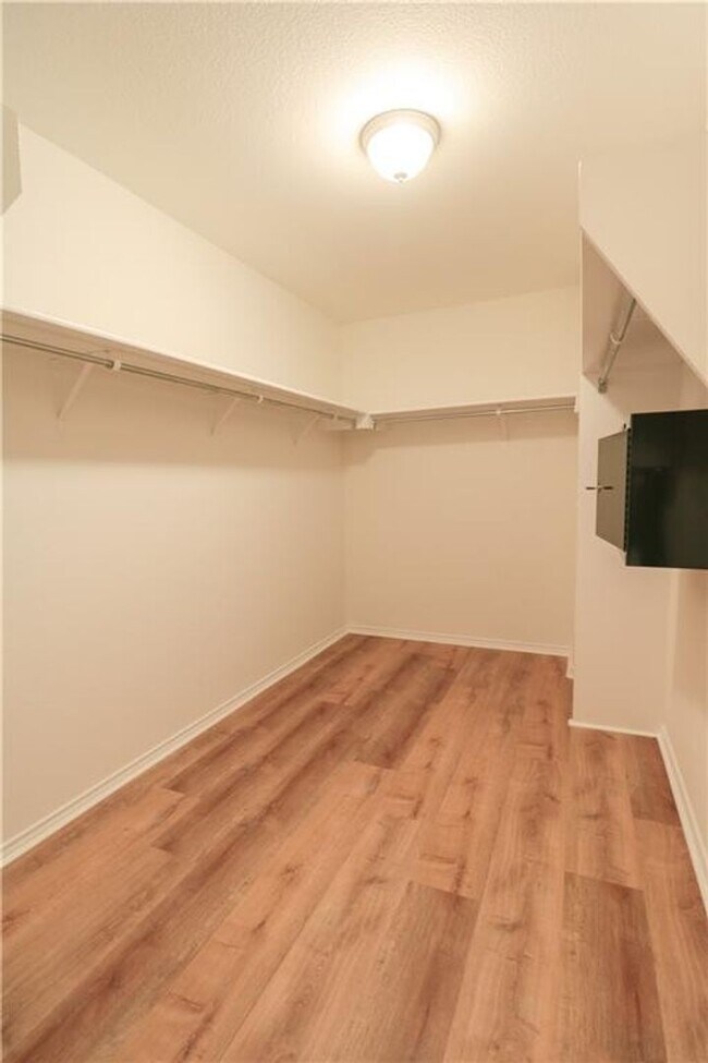Building Photo - Beautiful 2-Level 3 BR / 2.5 BA Home for R...