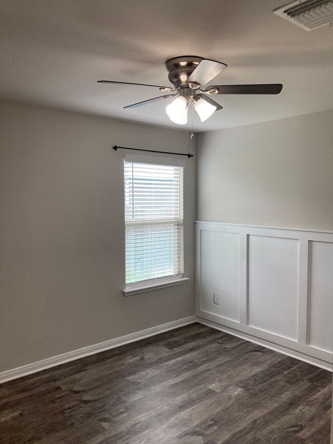 Building Photo - Three-bedroom, Two bath, two car garage Ho...