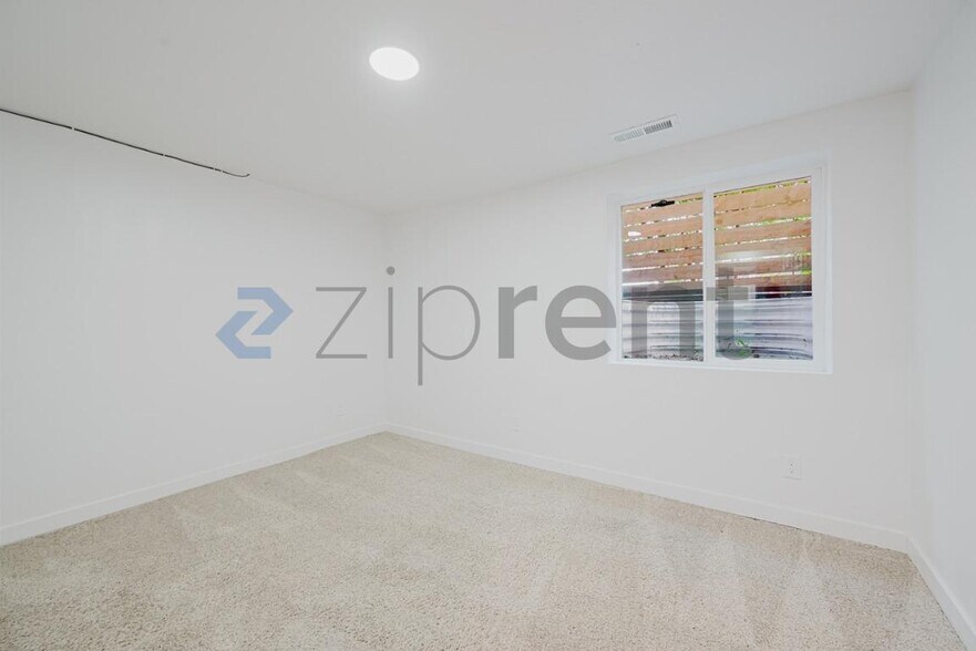 Building Photo - Unit B