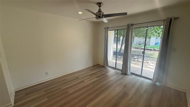 Building Photo - 500 E Riverside Dr