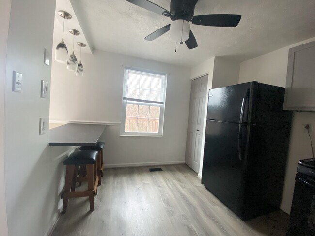 Kitchen - 5053 Hamilton Dr