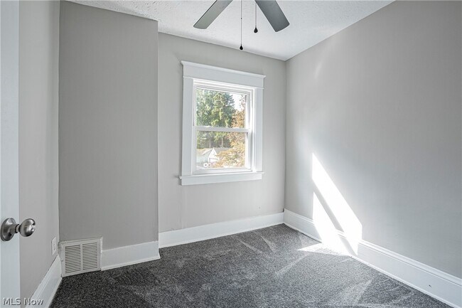 Building Photo - 486 Sumatra Ave